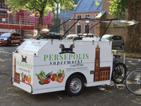 902595 Afbeelding van een bezorgbakfiets van Persepolis supermarkt (Twijnstraat 63) te Utrecht, geparkeerd op het ...